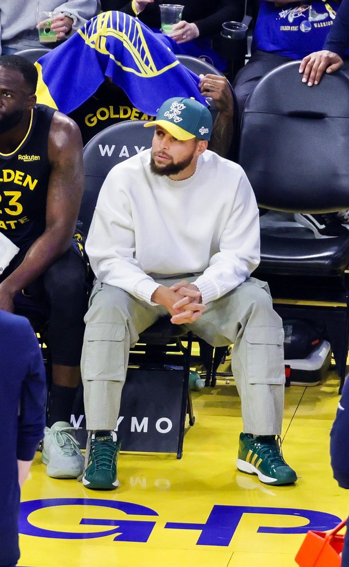 库里身披詹姆斯高中球鞋出战勇士主场迎战骑士