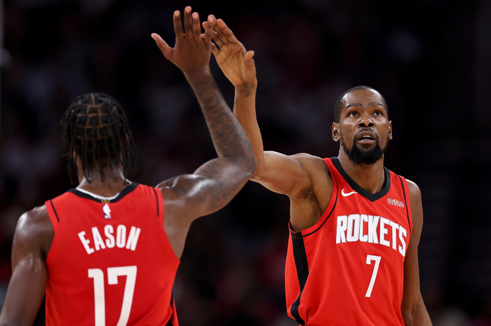 火箭双星爆发掀翻尼克斯 伊森状态回升成关键转