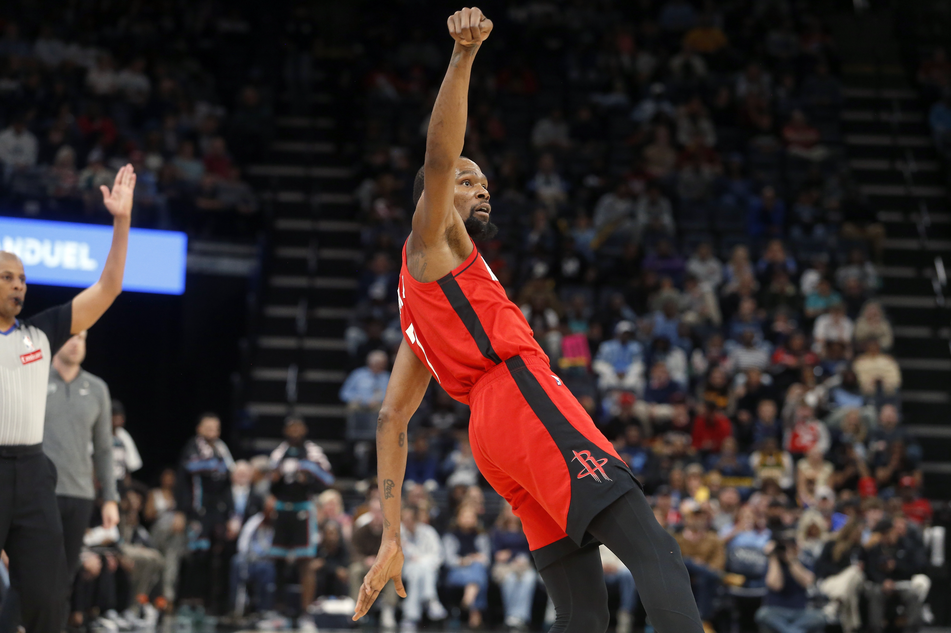 火箭双星爆发掀翻尼克斯 伊森状态回升成关键转