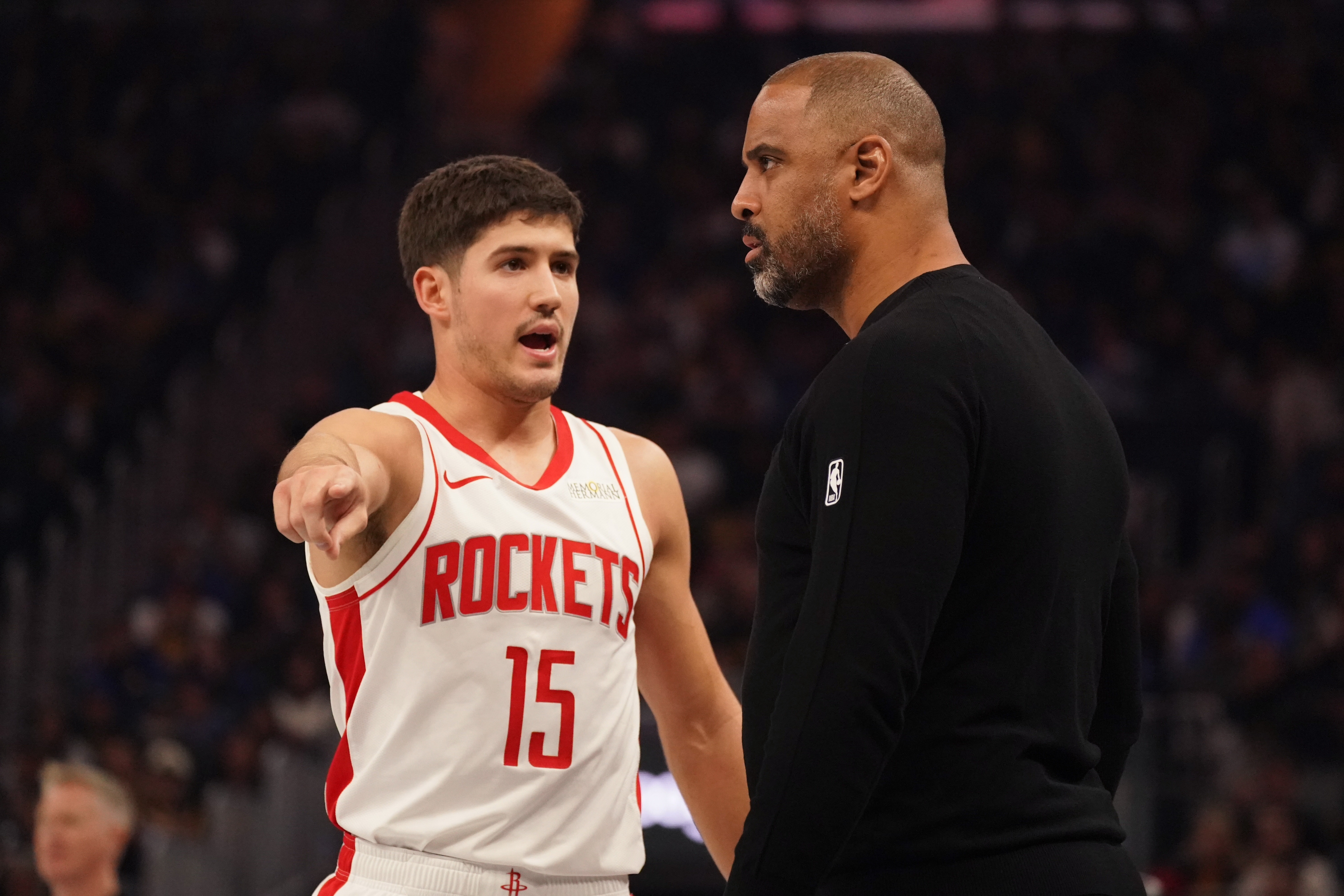 火箭双星爆发掀翻尼克斯 伊森状态回升成关键转