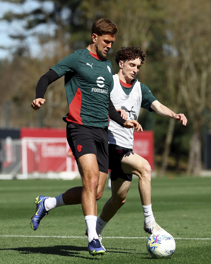 米兰一线队与未来梯队展开联合训练