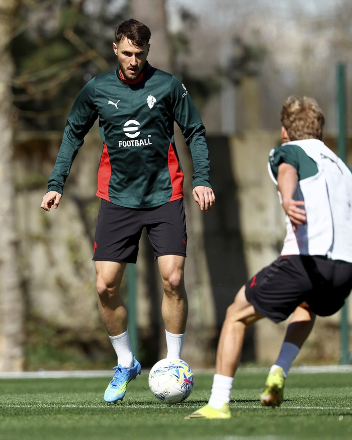 米兰一线队与未来梯队展开联合训练