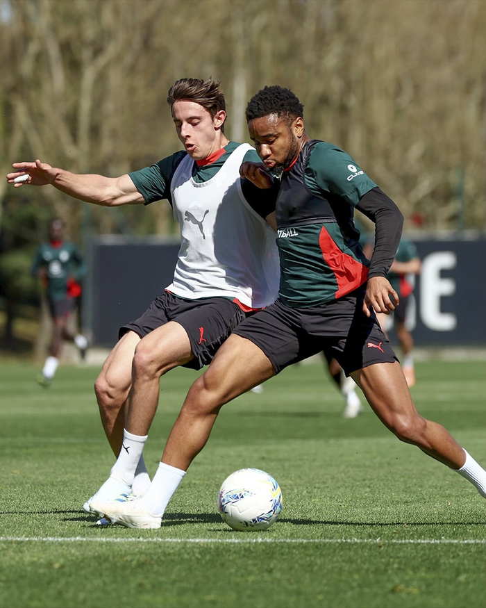 米兰一线队与未来梯队展开联合训练