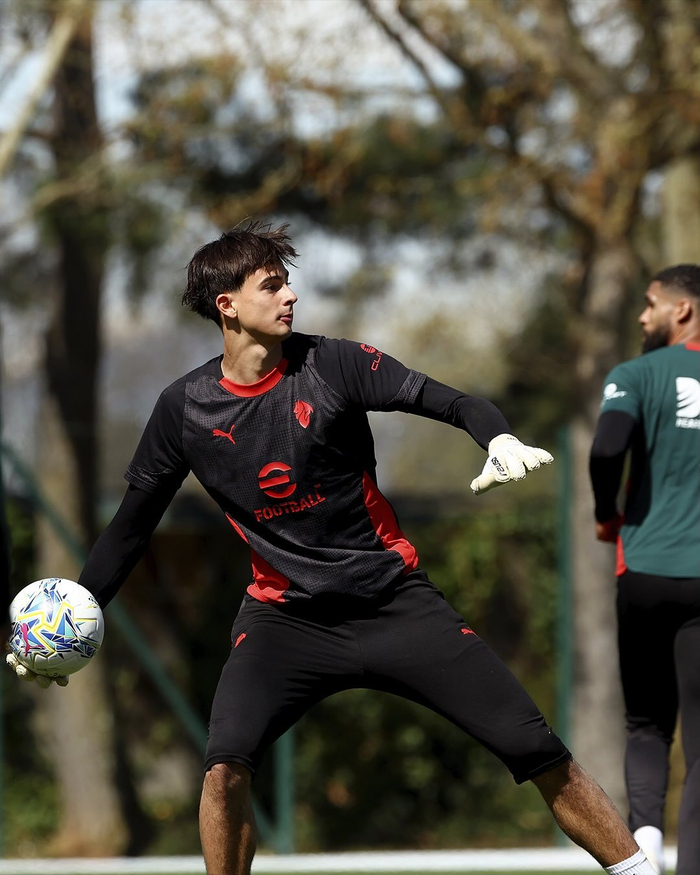 米兰一线队与未来梯队展开联合训练