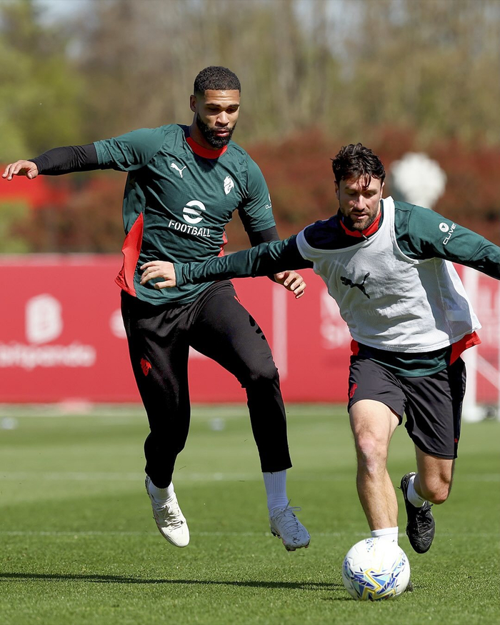 米兰一线队与未来梯队展开联合训练