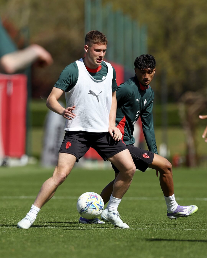 米兰一线队与未来梯队展开联合训练