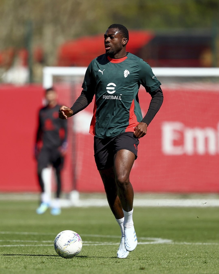 米兰一线队与未来梯队展开联合训练