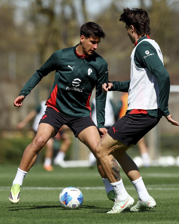 米兰一线队与未来梯队展开联合训练