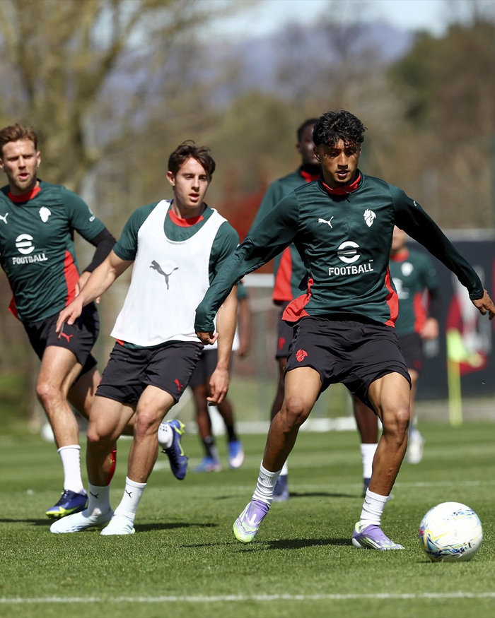 米兰一线队与未来梯队展开联合训练