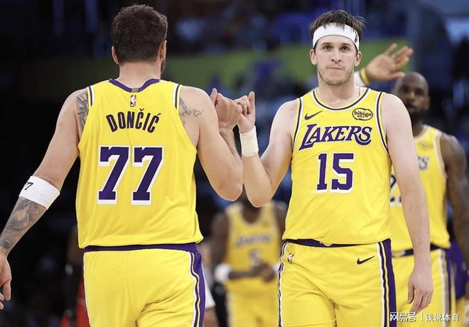 前NBA球星阿里纳斯直言湖人续约里夫斯应控制薪