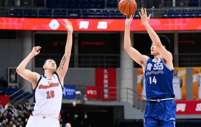 广东男篮力克青岛 犯规潮中险胜