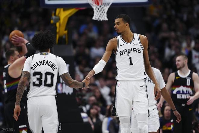 湖人客场大胜勇士 西部排名变数再起