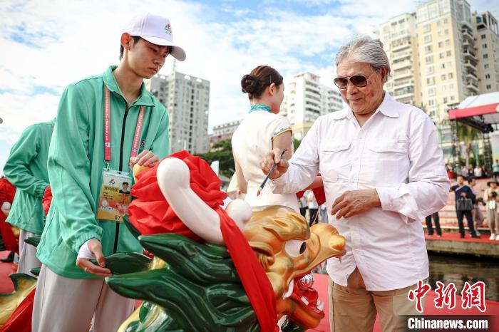 霍震霆为龙舟点睛 各民族运动员在三亚河竞渡