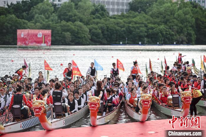 霍震霆为龙舟点睛 各民族运动员在三亚河竞渡