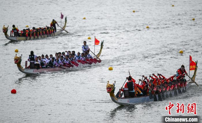 霍震霆为龙舟点睛 各民族运动员在三亚河竞渡
