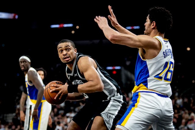 马刺双星闪耀力克步行者 凯尔登麦克劳林成最佳